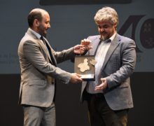 Imagen del premiado recibiendo el premio