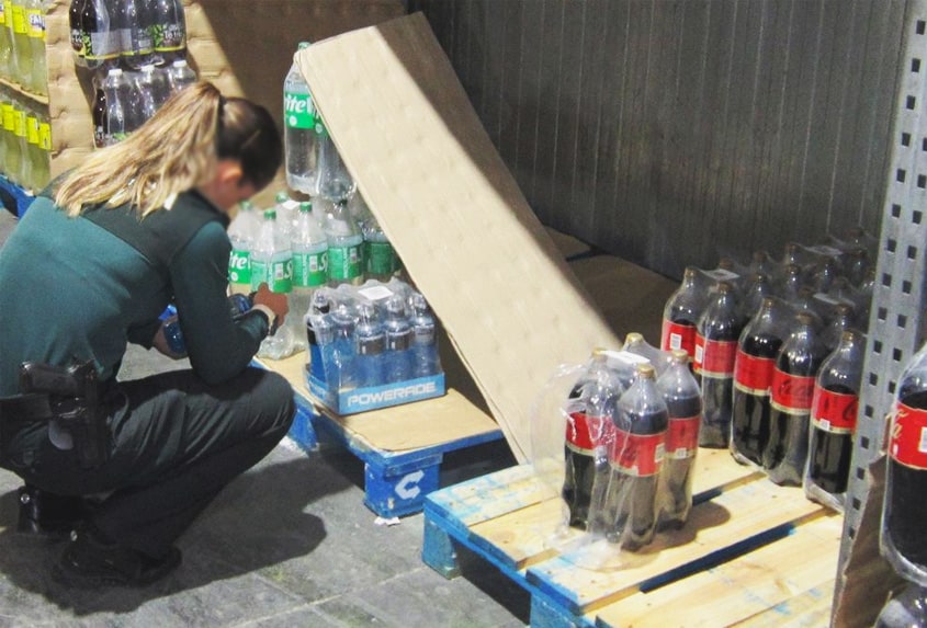La Guardia civil inmoviliza 100.000 alimentos por no estar etiquetados en español.
